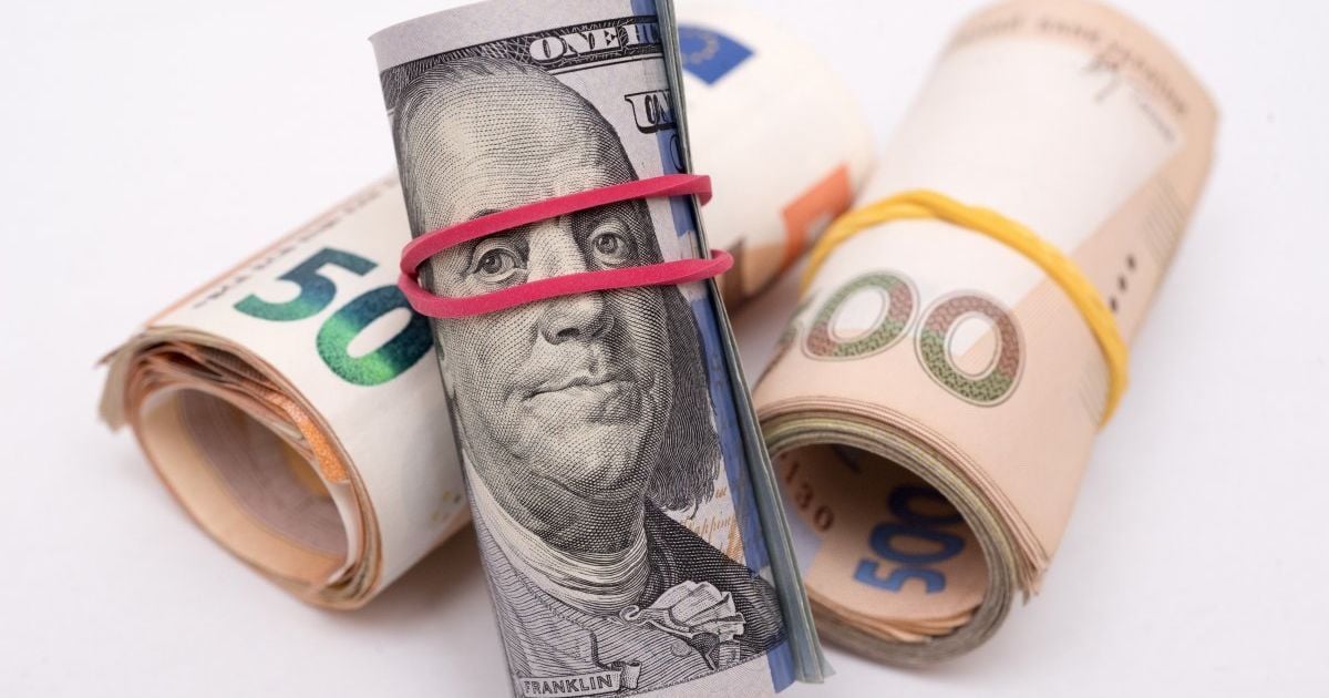 Доллар подешевел, а евро подорожал в курсах Нацбанка на четверг. Инфографика