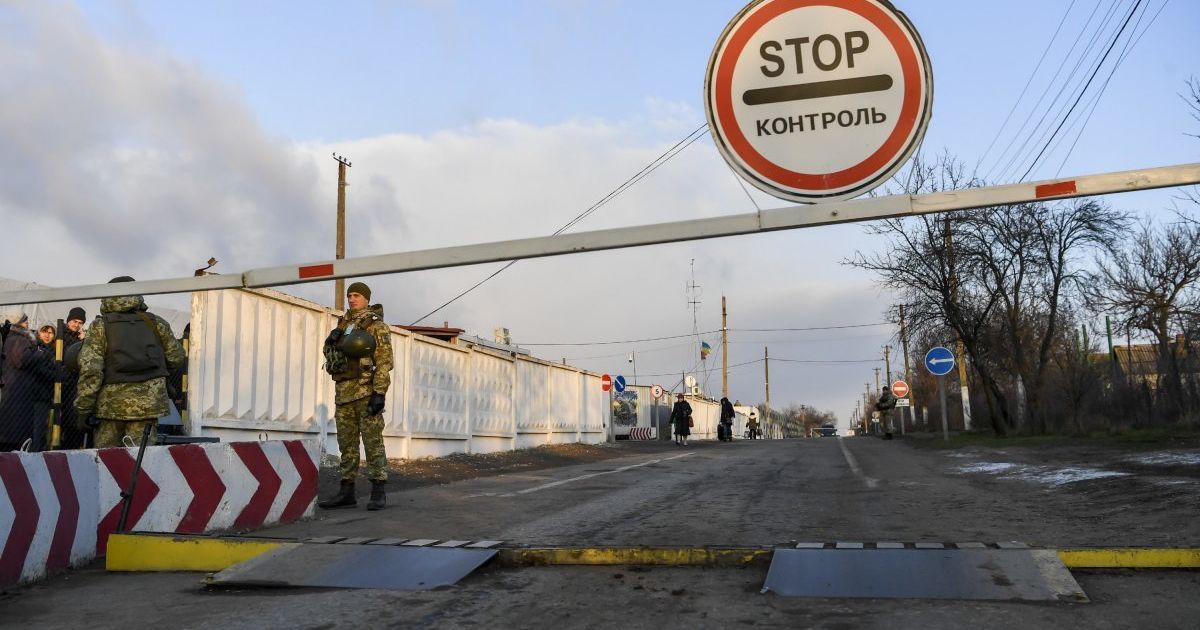 "Будут выявлять нелояльных". Боевики введут электронный учет на блокпостах - Минобороны