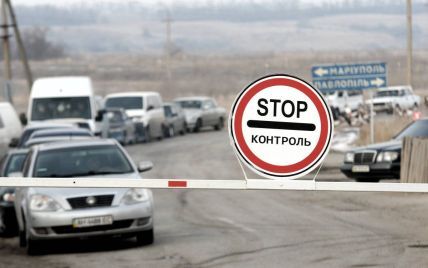 У "сірій зоні" на Донбасі бойовики обстріляли мікроавтобус, є загиблий