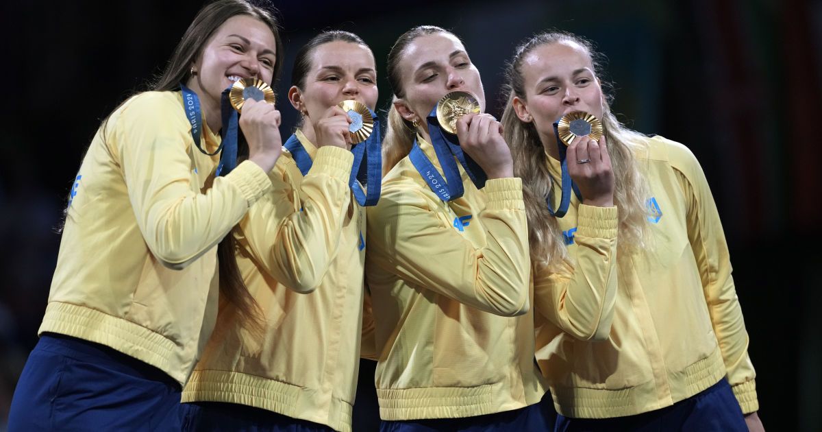 Женская сборная Украины по фехтованию на саблях выиграла "золото" Олимпиады-2024