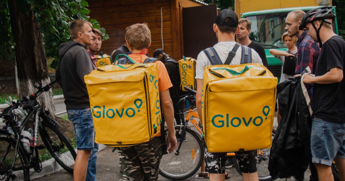 В Киеве курьеры Glovo на митинге требовали улучшения условий труда. В компании говорят, что работать никого не заставляют