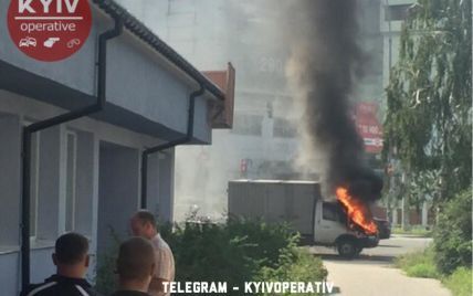 В Киеве пытаются потушить горящую "Газель"