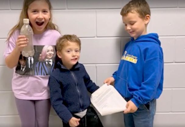 Послания в бутылке нашли спустя 26 лет / Фото: Windsor-Essex Catholic District School Board