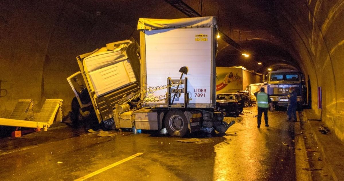 В Болгарии десятки авто попали в аварию / © БНТ