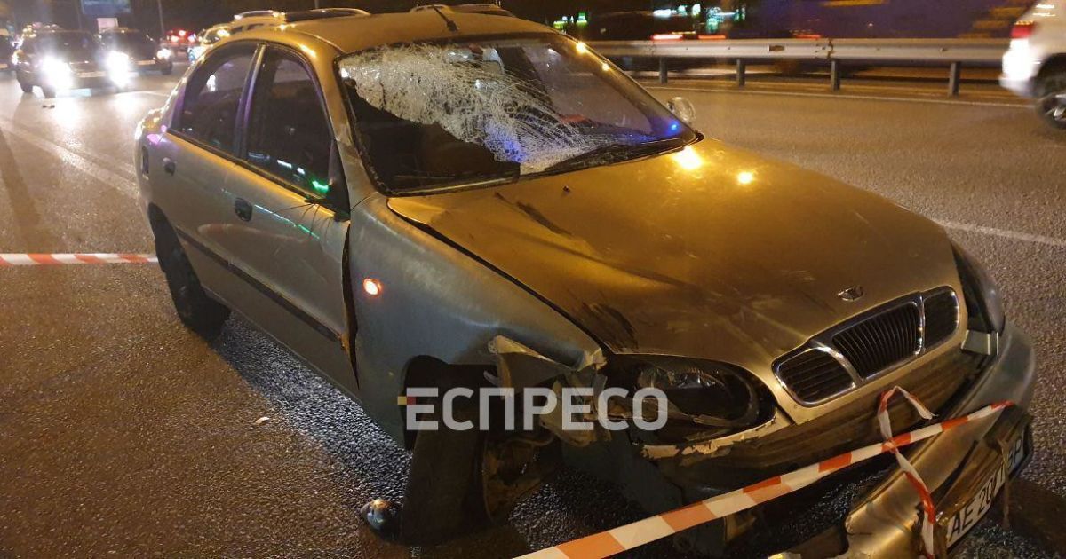 В Киеве водитель на "Ланосе" влетел в остановку с людьми