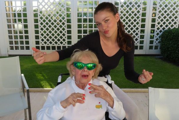 Нікола Пельтц із бабусею / © instagram.com/brooklynpeltzbeckham