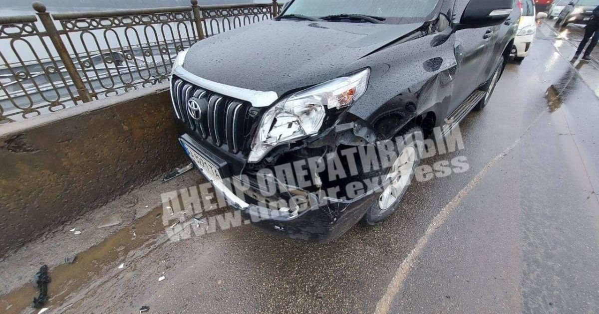 В Днепре трамвай сошел с рельсов и врезался во внедорожник (видео)