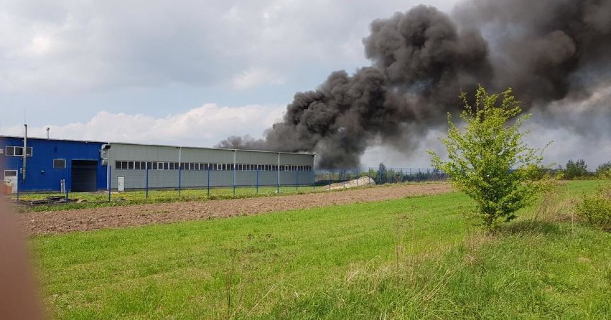 На Львівщині через пожежу в автобусі палає ціле СТО