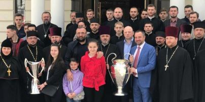Несвята трійця: як Павелко, "Нарік" і священик "прославили" Кубок Ліги чемпіонів