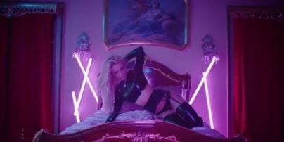 Сексапильная Бритни Спирс в латексных чулках продемонстрировала поперечный шпагат на кровати