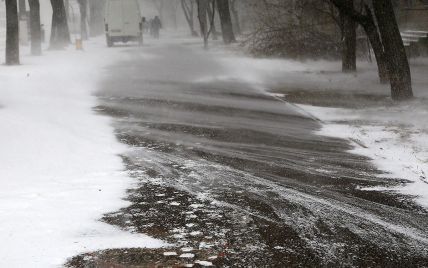 Південь України знову атакувала зимова стихія, заборону руху великими трасами подовжили