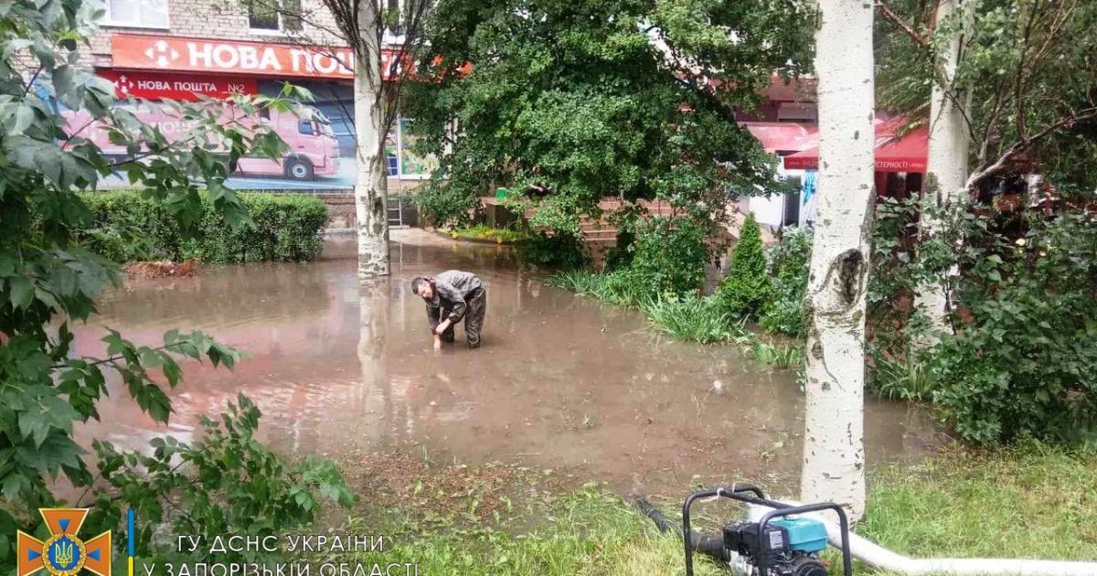 Запорожье засыпало огромным градом и затопило обильными осадками: фото, видео