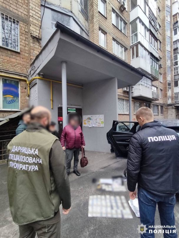 Отримання хабаря у розмірі 600 тисяч доларів / © Поліція Київської області