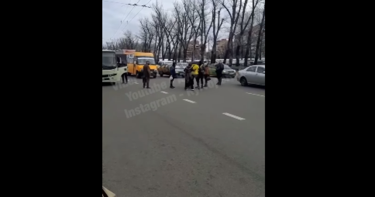 Драки с полицией и блокировка движения трамваев: в Киеве пассажиры возмущены суровым карантином в транспорте