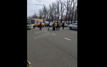 Бійки з поліцією та блокування руху трамваїв: у Києві пасажири обурені суворим карантином у транспорті