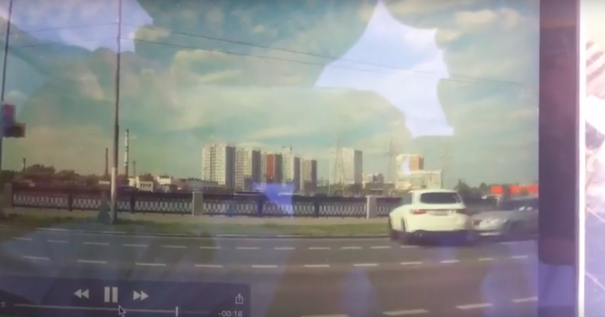 В Сети появилось зрелищное видео ДТП, в котором Mercedes упал в Москву-реку