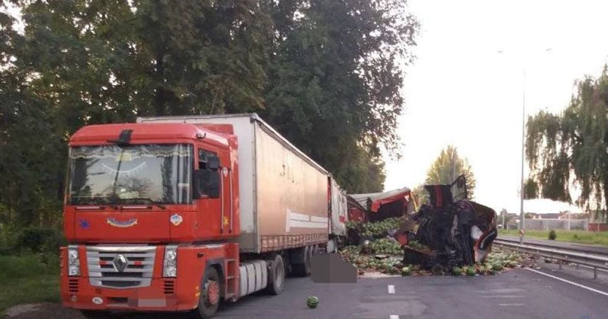 В Виннице загруженный арбузами грузовик протаранил припаркованную фуру, погиб иностранец