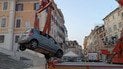 Пожарные с помощью крана сняли авто, которое застряло на Испанской лестнице в Риме