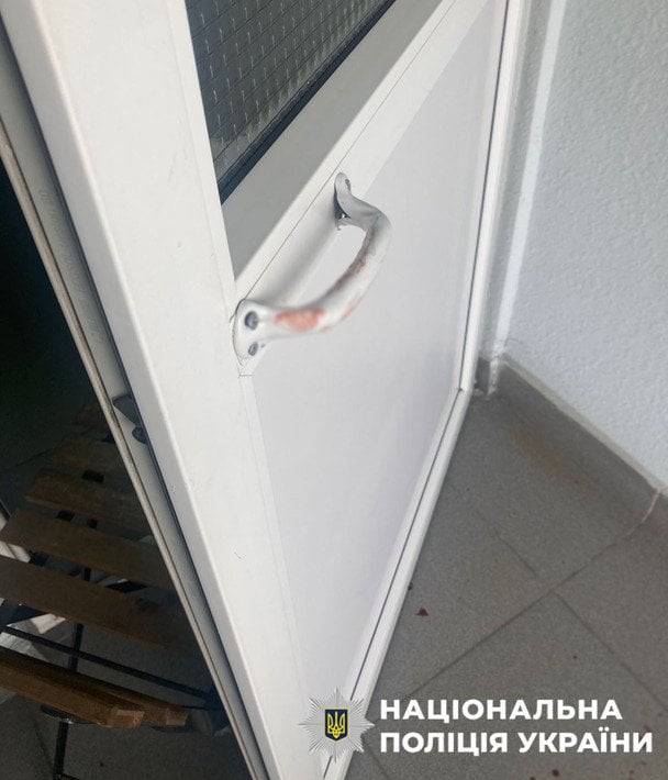 Чоловік побив дівчину в під’їзді та відібрав телефон / © Національна поліція України