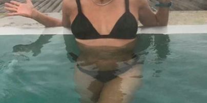 Без макияжа и в бикини: Ева Лонгория искупалась в термальных ваннах в Швейцарии