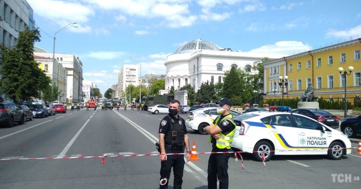 Террорист в киевском банке: СБУ руководит операцией правоохранителей
