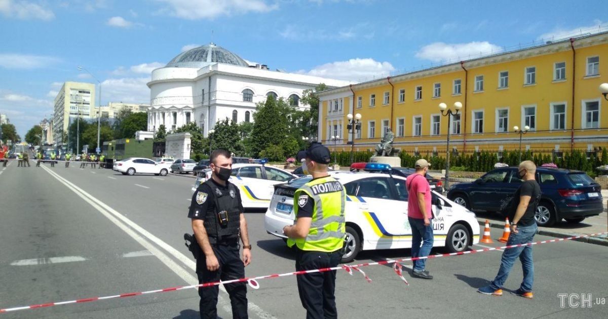 Захват банка в центре Киева: если переговоры не помогут, полиция введет полтавский сценарий