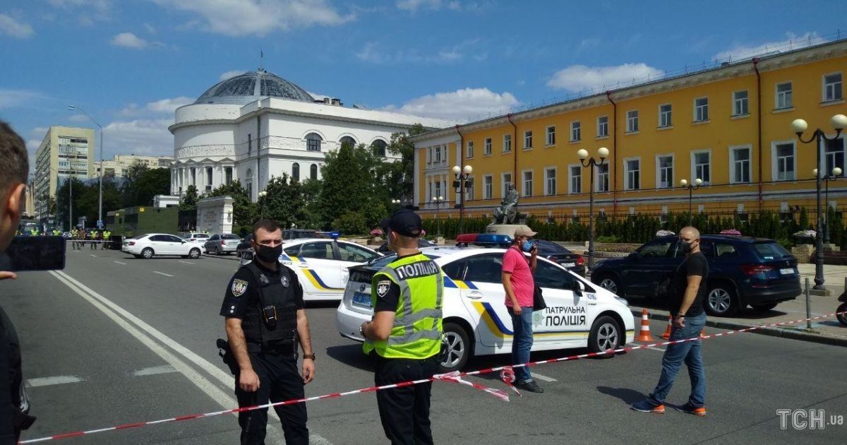 Чоловік, який захопив банк у Києві, заявив, що вибухівка здетонує навіть у разі його смерті