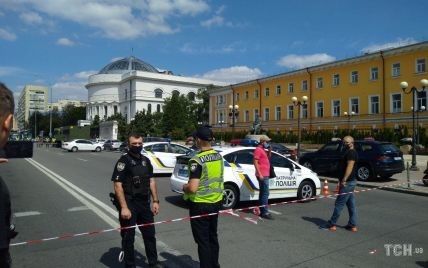 Чоловік, який захопив банк у Києві, заявив, що вибухівка здетонує навіть у разі його смерті