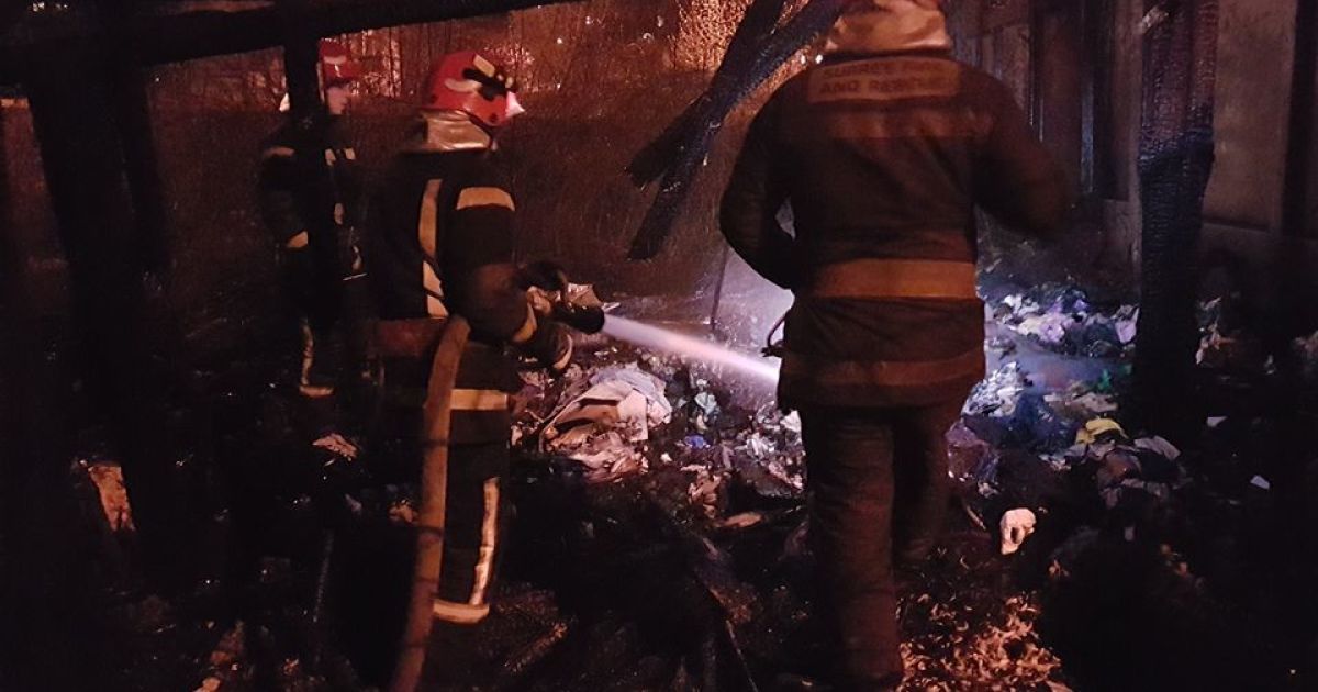 У Києві в купі сміття, яке палало, рятувальники виявили тіла двох чоловіків