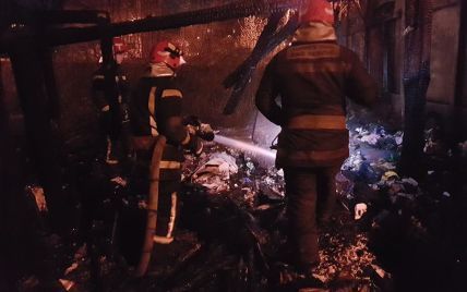 В Киеве в куче горящего мусора спасатели обнаружили тела двух мужчин