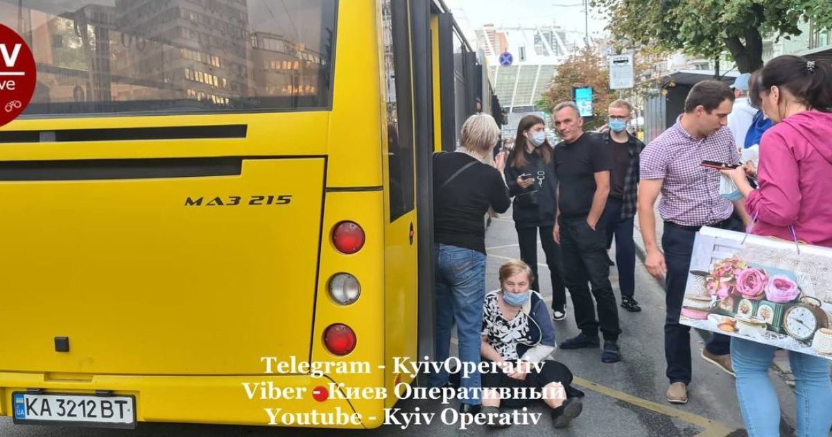 Не встигла вийти: у Києві водій маршрутки зачинив двері і протягнув жінку асфальтом