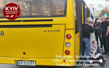 Не успела выйти: в Киеве водитель маршрутки закрыл дверь и протянул женщину по асфальту