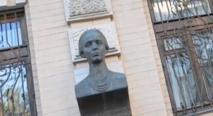 У Києві поцупили пам'ятну дошку із погруддям Лесі Українки