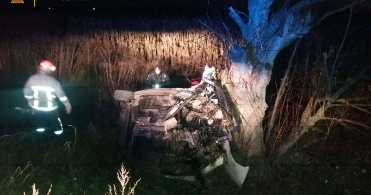 Зажало конструкциями изуродованного авто: в Черниговской области в ДТП разбилась водитель