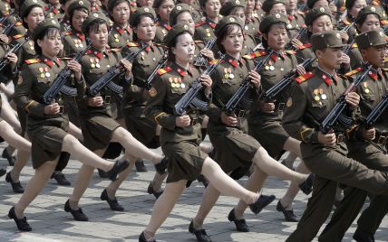 Пов'язки для ніг замість прокладок і підвішування за залізо холодними руками: солдатка розповіла про жахливі муки жінок в армії КНДР