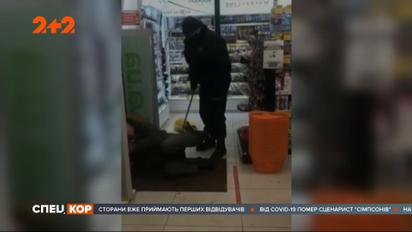 В Житомире охранники магазина избили мужчину, который зашел туда погреться
