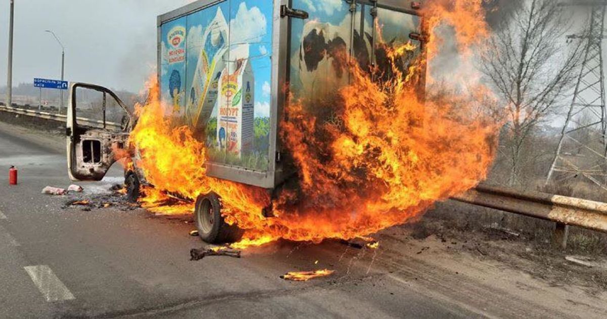 Под киевом на мосту сгорела грузовая
