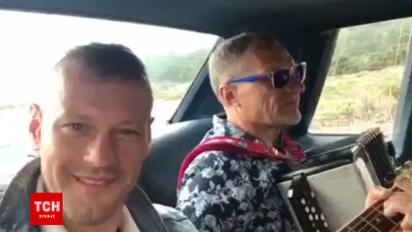 Зірки "ВВ" Скрипка та Рогачевський на баяні і гітарі виконали пісню "Несе Галя воду" у Сан-Франциско