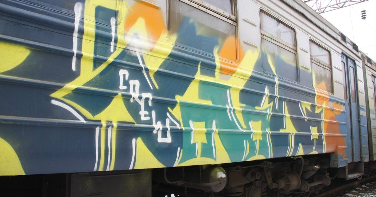 У Києві невідомі жорстоко побили помічника машиніста, який завадив їм розмалювати графіті електричку