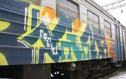 В Киеве неизвестные жестоко избили помощника машиниста, помешавшего им разрисовать граффити электричку