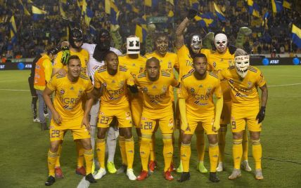 Геловін на футболі. У Мексиці гравці одягли на матч маски героїв культових фільмів