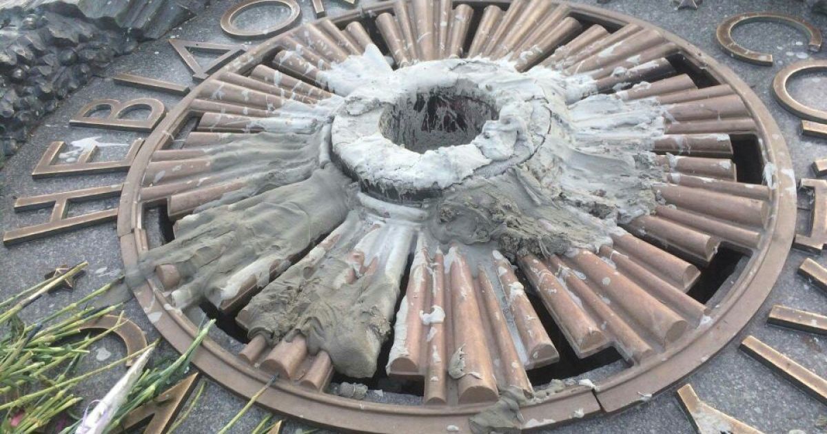 залитий цеметом Вічний вогонь у Києві_1 / © Фото Антон Страшко/ТСН
