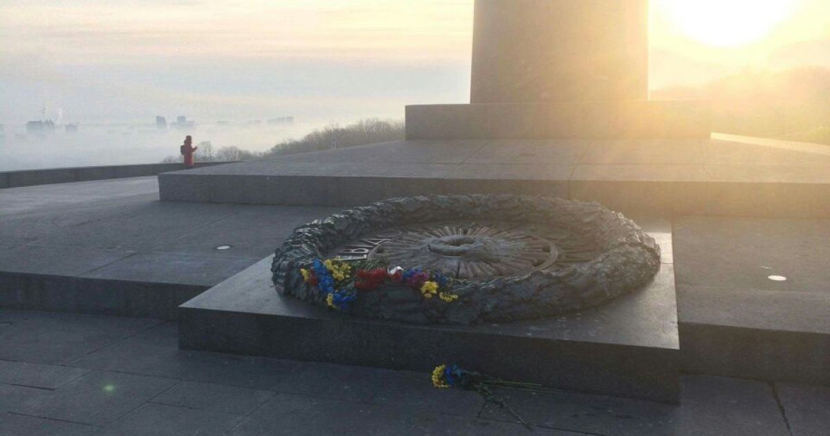залитий цеметом Вічний вогонь у Києві_2 / © Фото Антон Страшко/ТСН