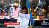 Активисты в Санкт-Петербурге вышли на пикеты с флагами Украины и крымских татар