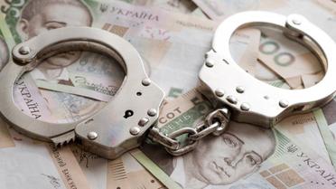 У Києві про підозру повідомили начальнику відділу поліції, який вимагав хабар у власниці кальян-бару