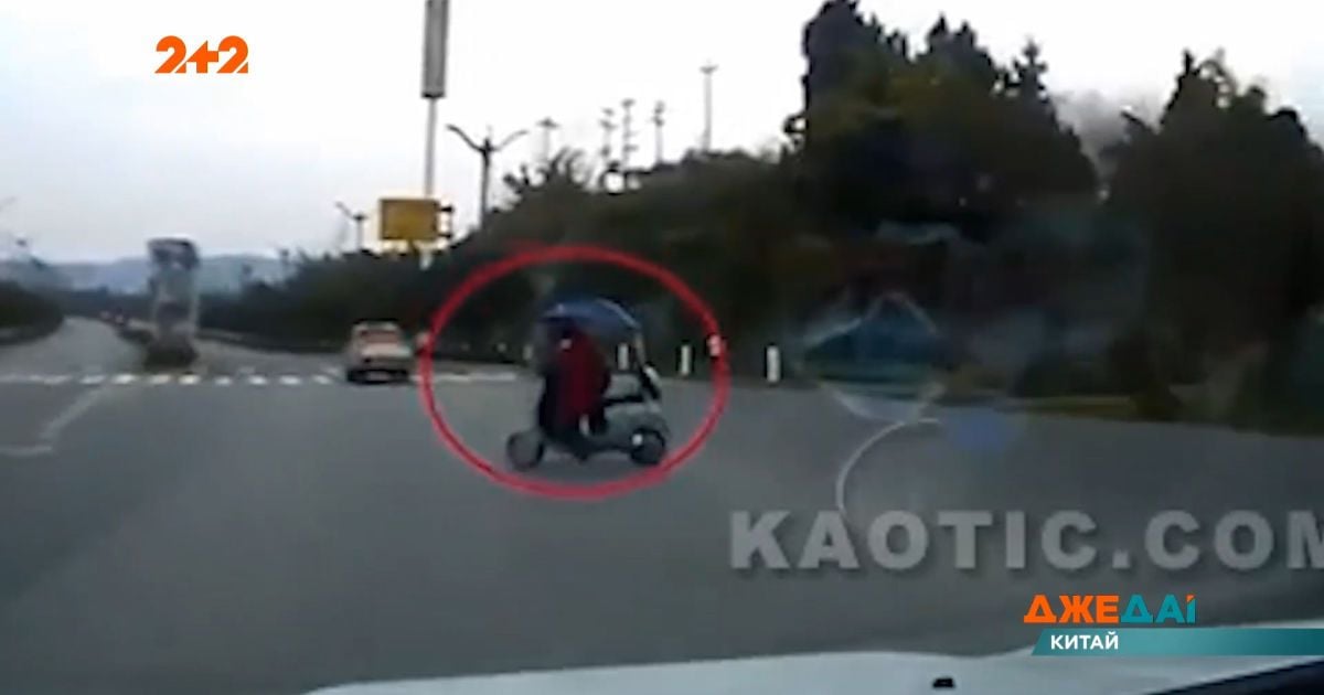 В Китае женщина на скутере попыталась проехать через трехполосную дорогу
