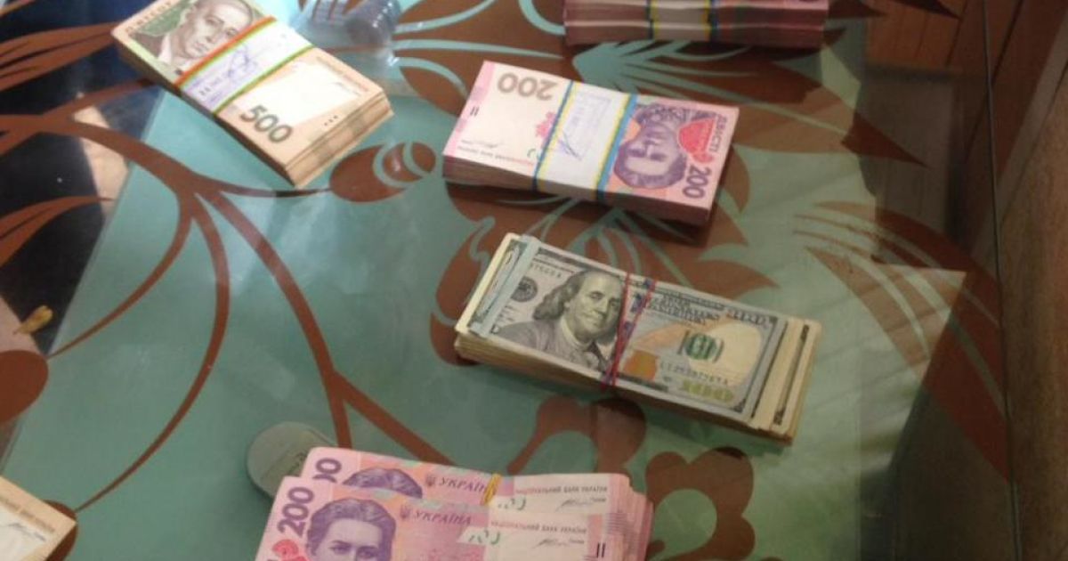 Чиновники Київщини привласнили 70 мільйонів доларів, а "чорну бухгалтерію" ховали в погребі