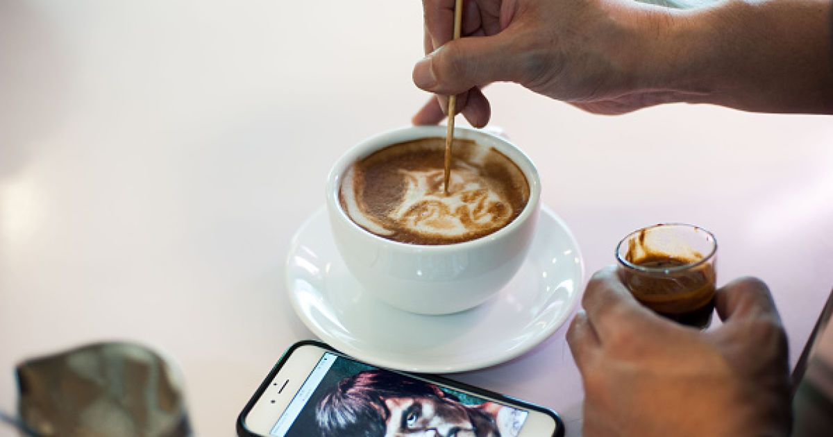 Филиппинский кофевар украшает свои напитки портретами Пакьяо и Мейвезера / © Getty Images