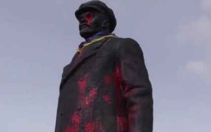 Жителі Слов'янська облили червоною фарбою пам'ятник Леніну