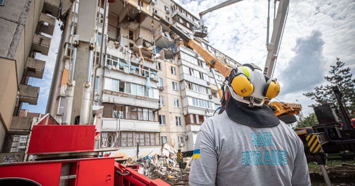 "Ми не можемо запустити більше людей": завали будинку на Позняках розбирають лише 3 рятувальники